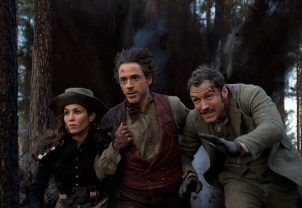 Noomi Rapace, Robert Downey Jr y Jude Law en una escena de "Sherlock Holmes 2"